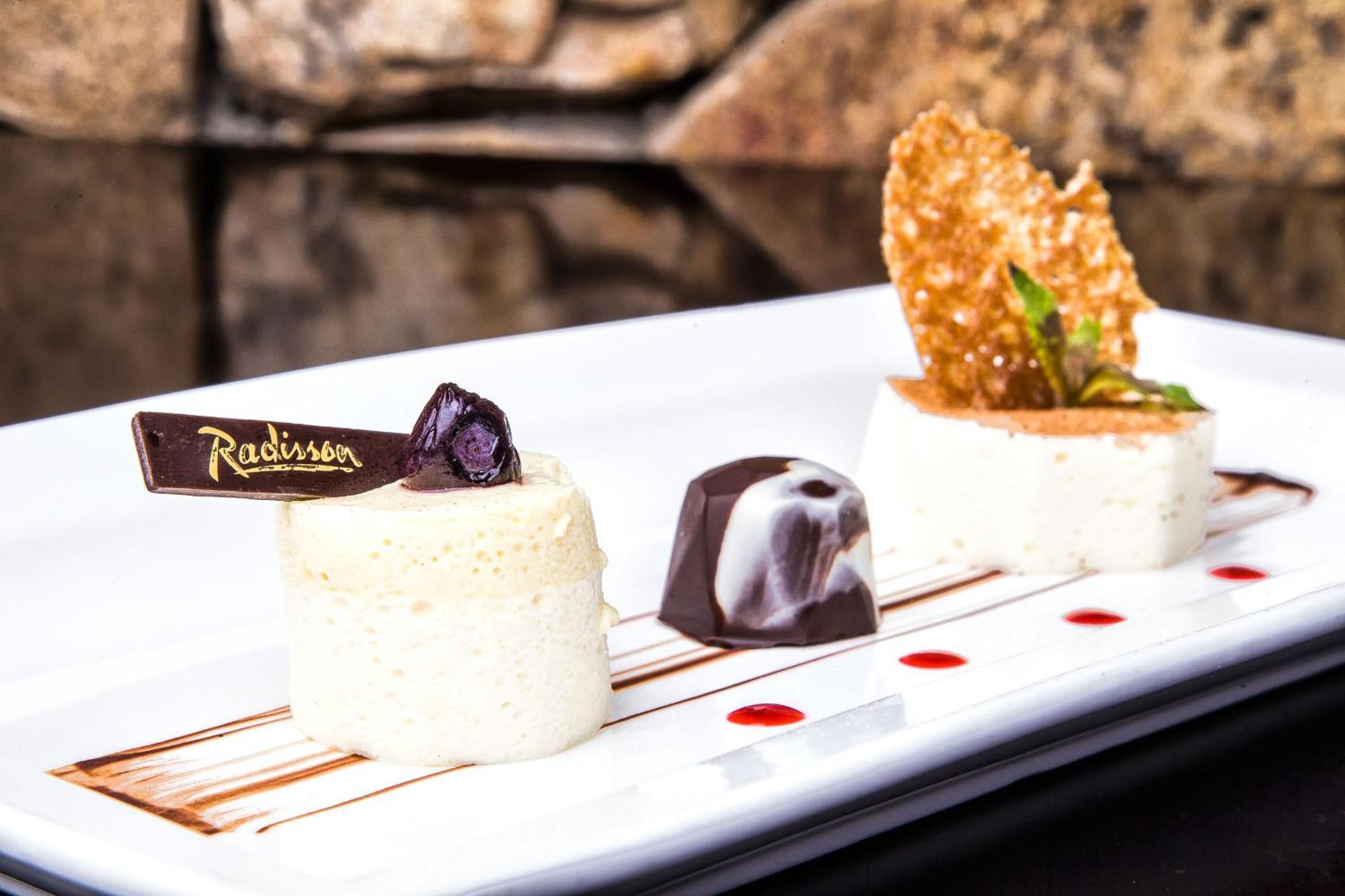 Radisson Blu Acqua Hotel & Spa กอนกอน ภายนอก รูปภาพ A selection of desserts
