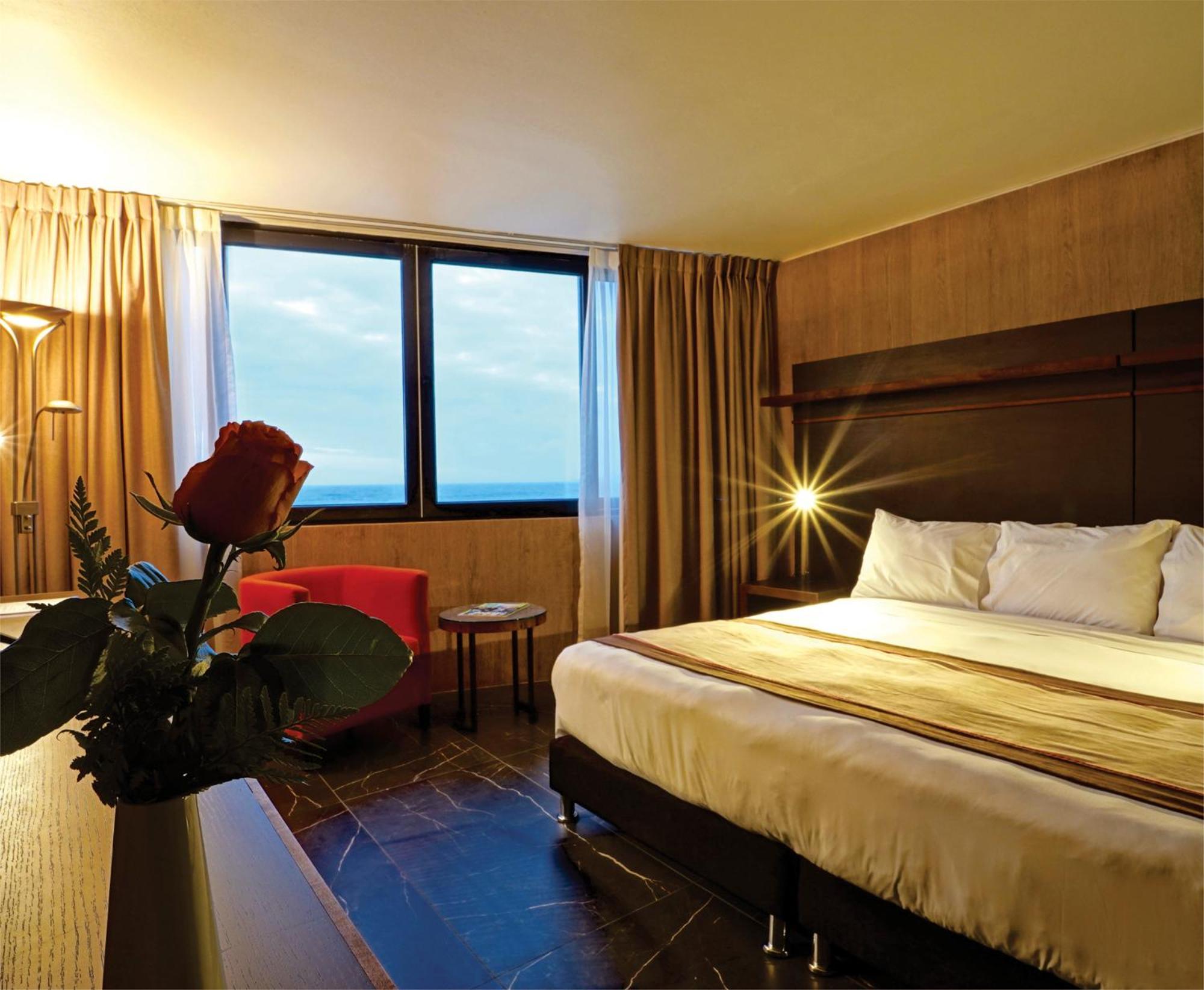 Radisson Blu Acqua Hotel & Spa กอนกอน ภายนอก รูปภาพ A room at the hotel