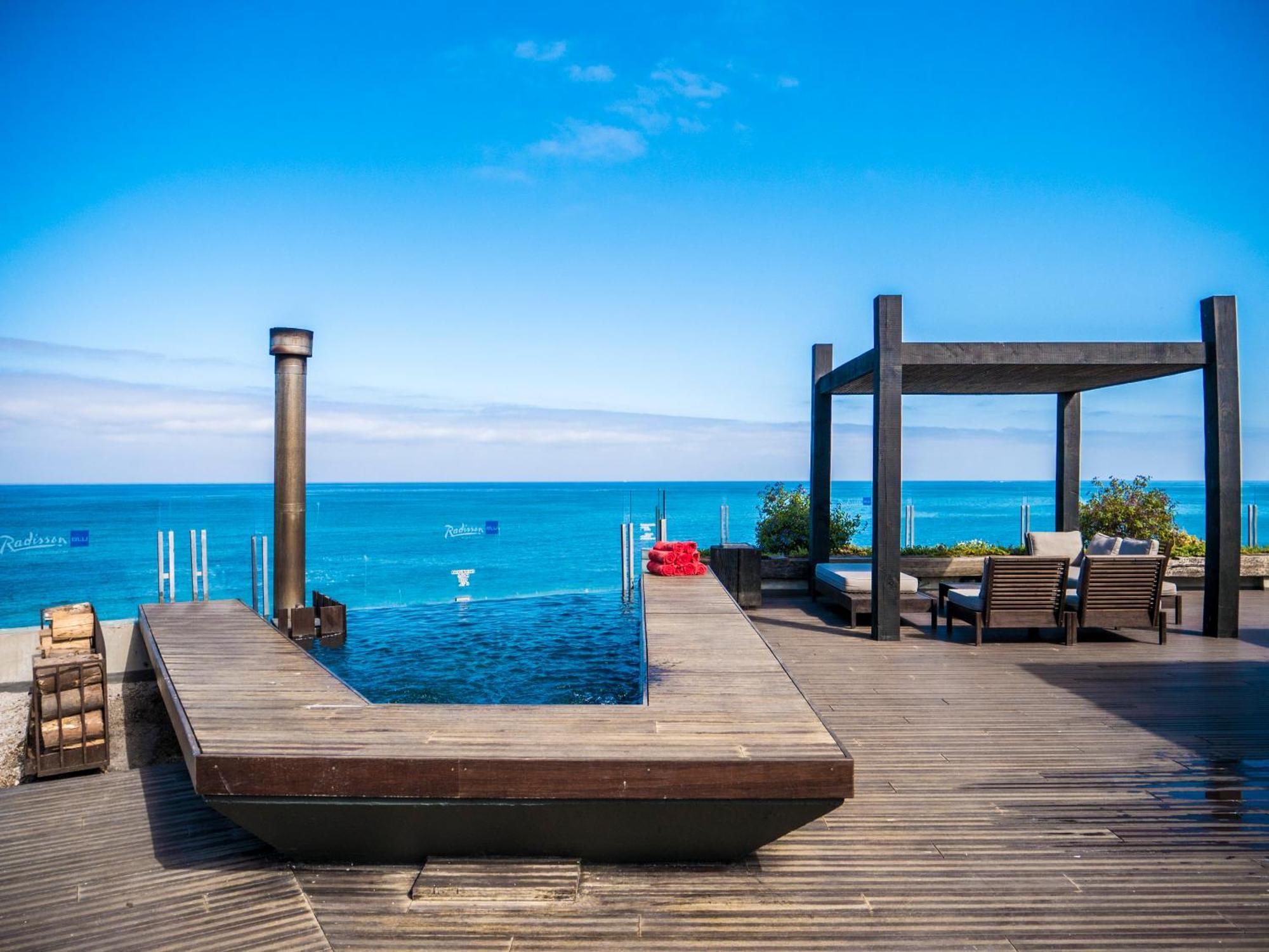Radisson Blu Acqua Hotel & Spa กอนกอน ภายนอก รูปภาพ Rooftop pool at the Hotel