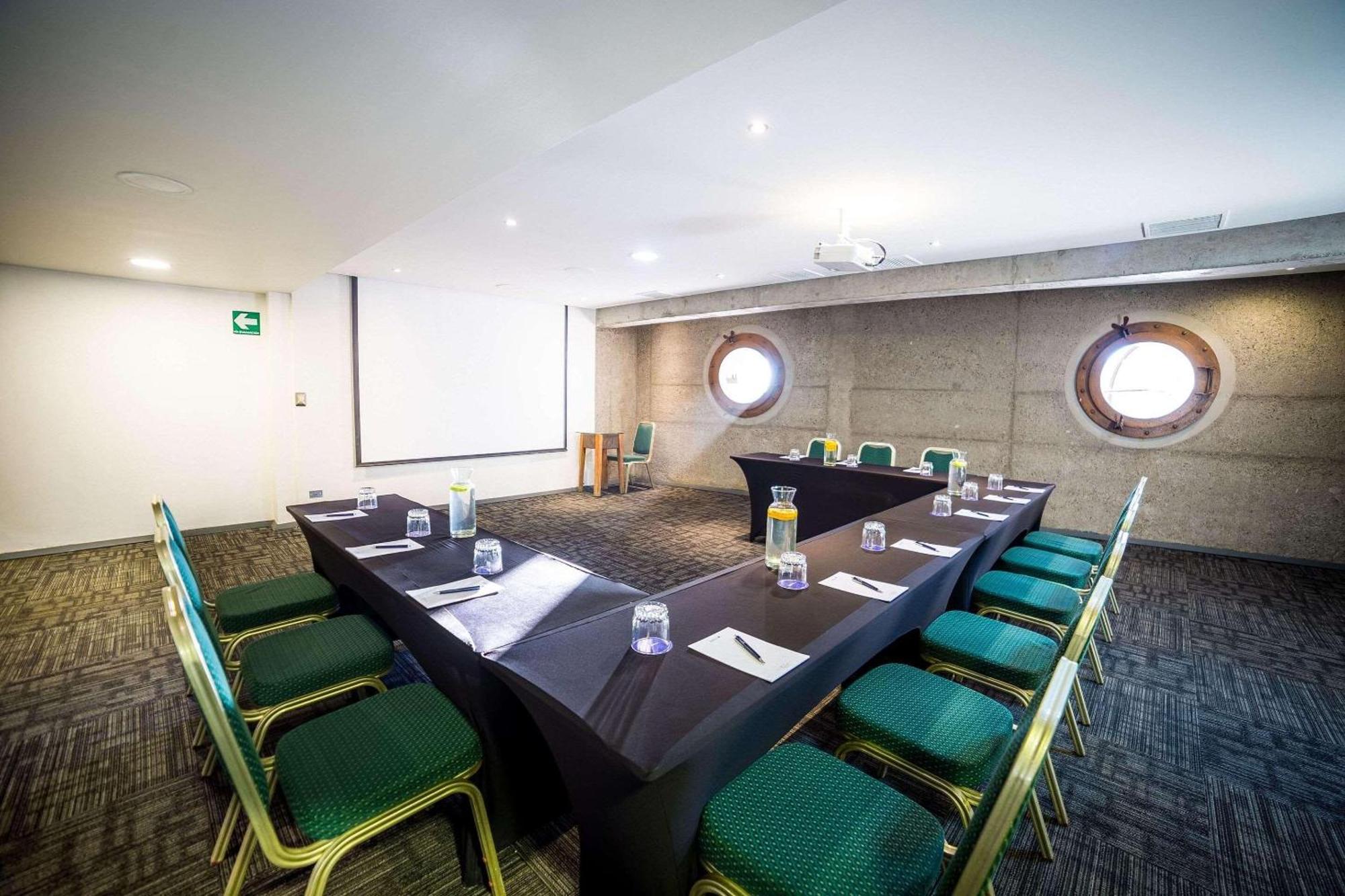 Radisson Blu Acqua Hotel & Spa กอนกอน ภายนอก รูปภาพ The meeting room at the National Museum of the Marine Corps