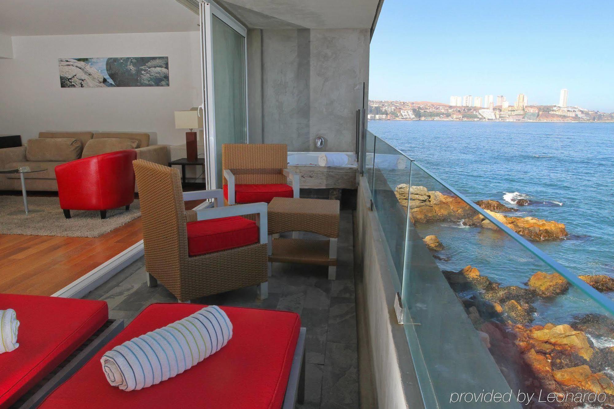 Radisson Blu Acqua Hotel & Spa กอนกอน ห้อง รูปภาพ A view of the ocean from a suite at the Hotel Icon